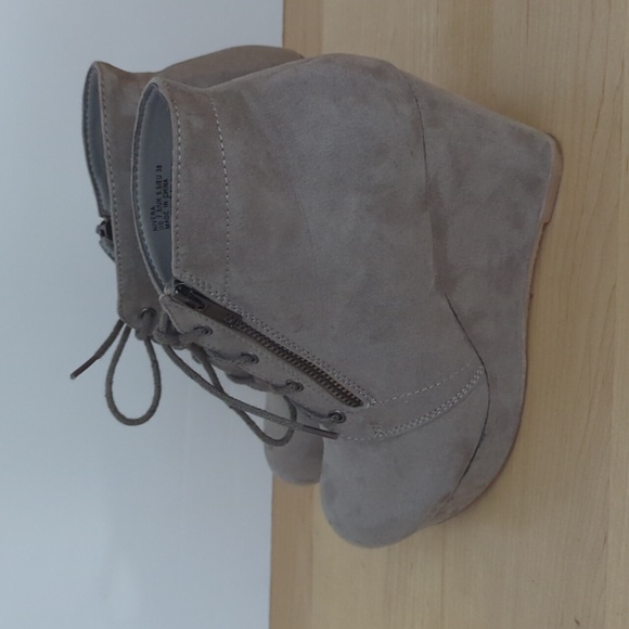 Shoe Dazzle Nivera Wedge Booties faux Suede Grey - Picture 4 of 9